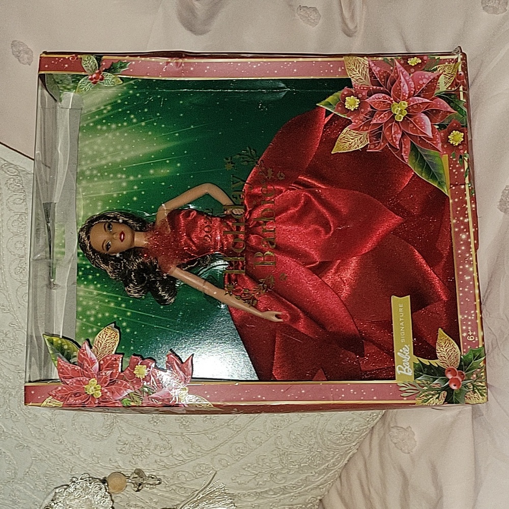 Barbie Signature 2022 Holiday Barbie Long curly brown hair NEW IN BOX